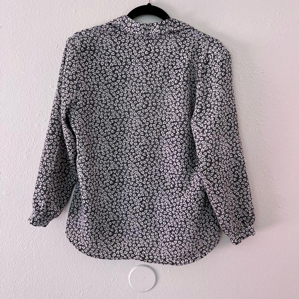 leaf patterned button up size S/M - Picture 2 of 2